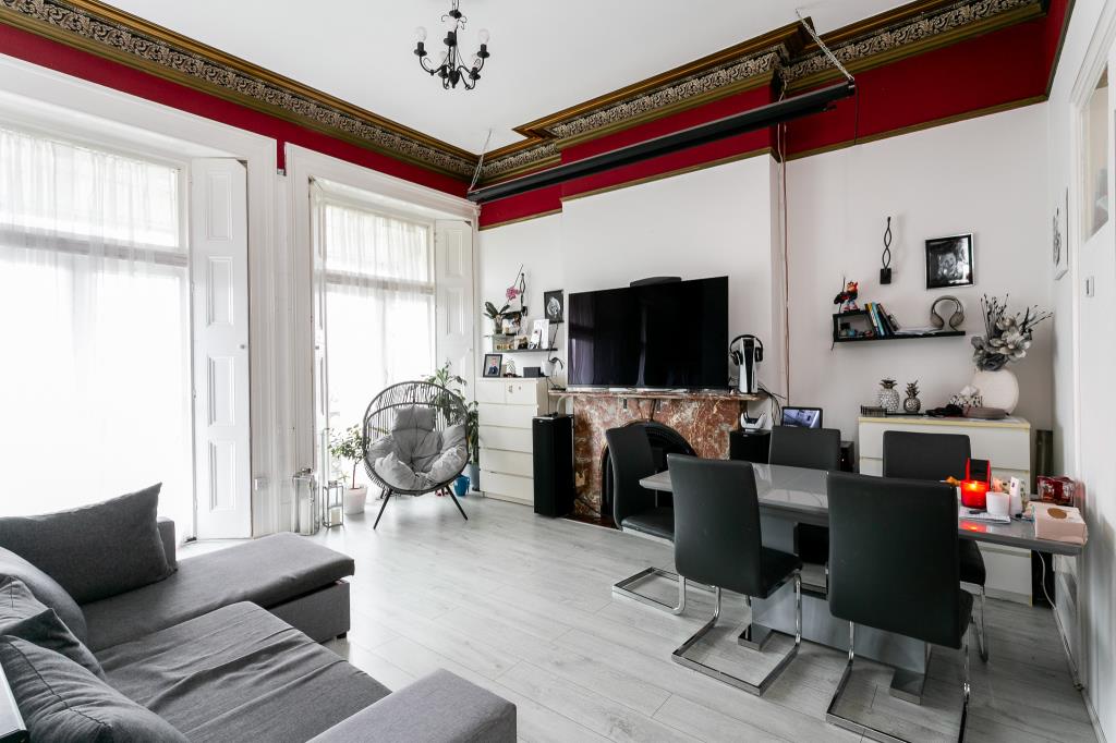 Lot: 42 - SUBSTANTIAL FREEHOLD INVESTMENT - General example of internal room